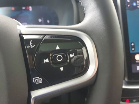 Certified 2025 Volvo XC90 B6 Core w/ Climate Package image 30
