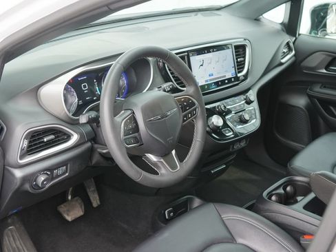 Used 2025 Chrysler Pacifica Select FWD image 11