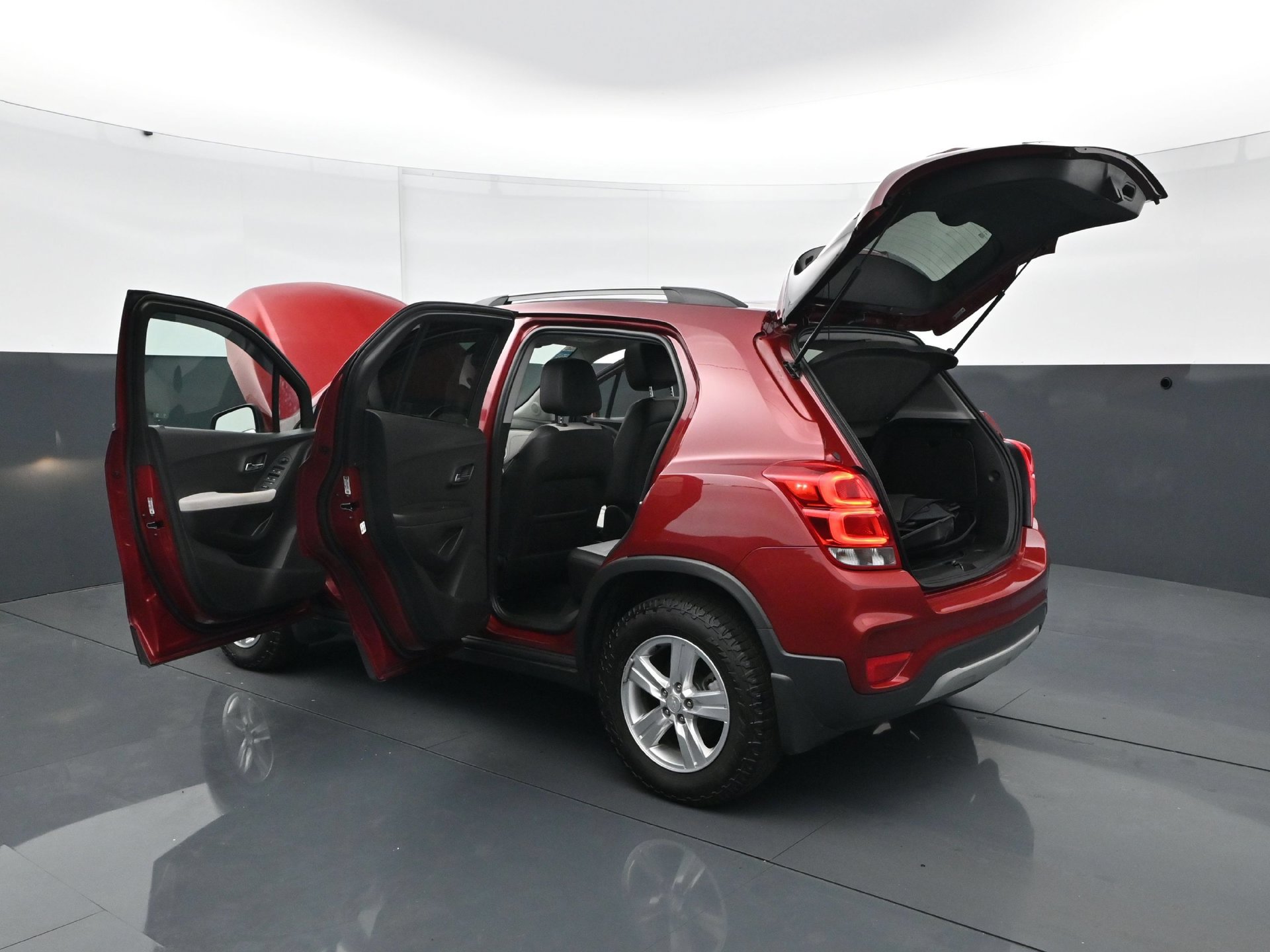 Used 2019 Chevrolet Trax LT w/ Sun & Sound Package AWD/4WD image 32