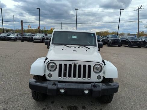 Used 2017 Jeep Wrangler Unlimited Sahara w/ Dual Top Group AWD/4WD image 8