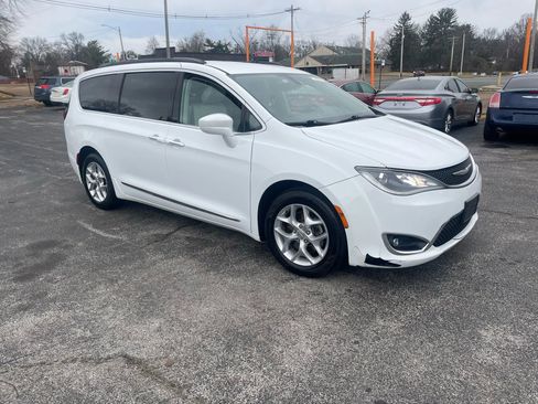 Used 2017 Chrysler Pacifica Touring-L w/ Tire & Wheel Group image 4