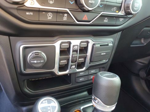 Used 2021 Jeep Gladiator Sport image 23