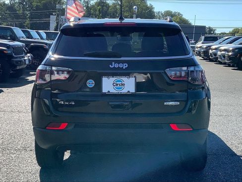 Used 2023 Jeep Compass Latitude AWD/4WD image 3