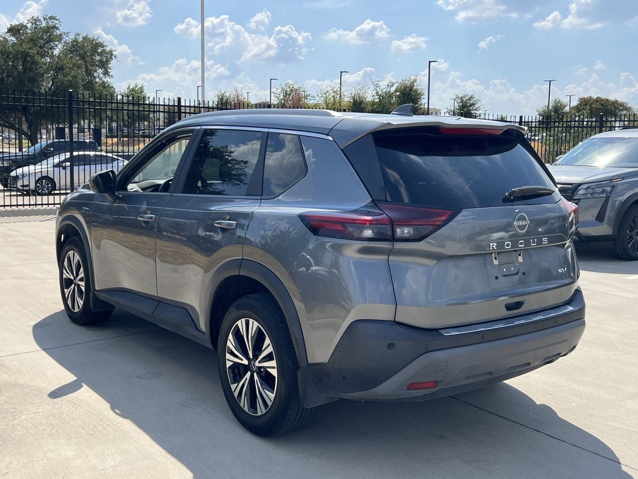 Used 2023 Nissan Rogue SV w/ SV Premium B Package FWD image 2