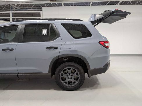 Used 2025 Honda Pilot TrailSport image 11