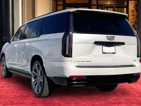 Used 2025 Cadillac Escalade ESV Sport w/ Touring Package image 4