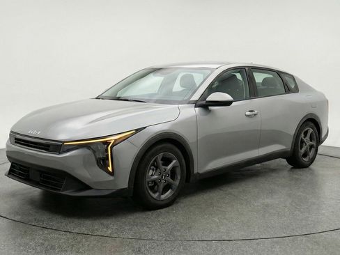 Used 2025 Kia K4 LXS image 3