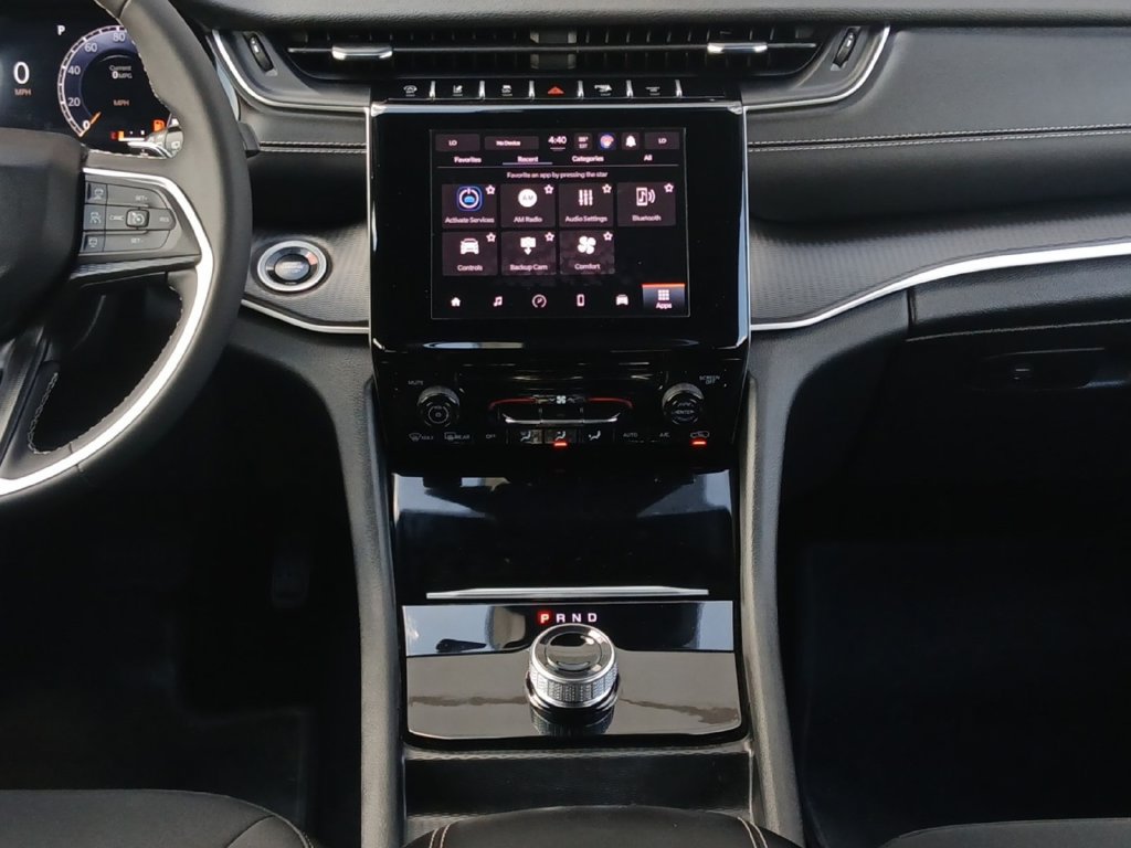 Used 2025 Jeep Grand Cherokee Laredo RWD image 3