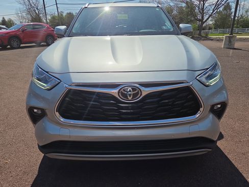 Used 2024 Toyota Highlander Platinum image 8