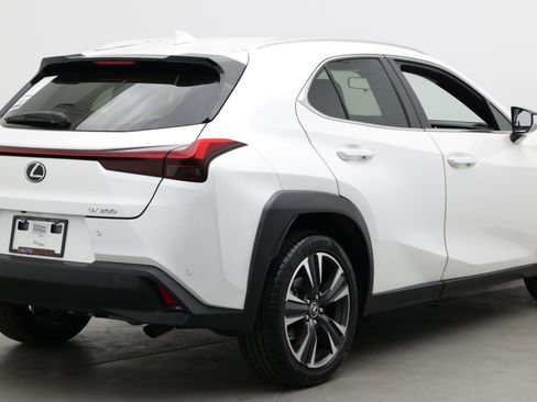 Used 2022 Lexus UX 200 w/ Accessory Package (Z1) FWD image 8