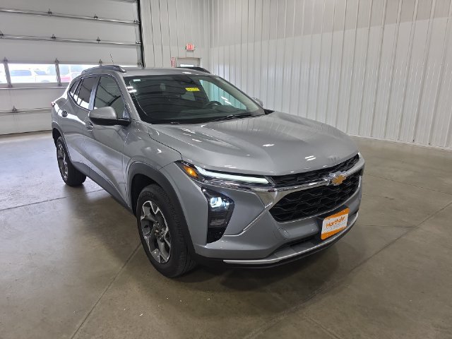 Used 2025 Chevrolet Trax LT w/ Driver Confidence Package FWD image 2