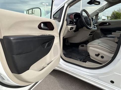 Used 2017 Chrysler Pacifica Limited w/ UConnect Theater Package image 19