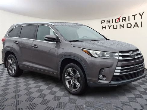 Used 2017 Toyota Highlander Limited Platinum image 3