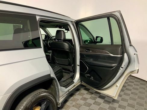 Used 2023 Jeep Grand Cherokee L Limited w/ Black Appearance Package AWD/4WD image 33