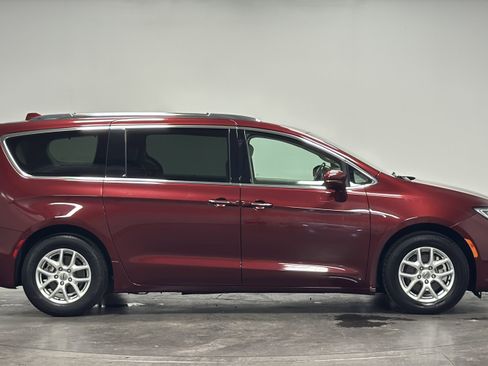 Used 2021 Chrysler Pacifica Touring-L image 9