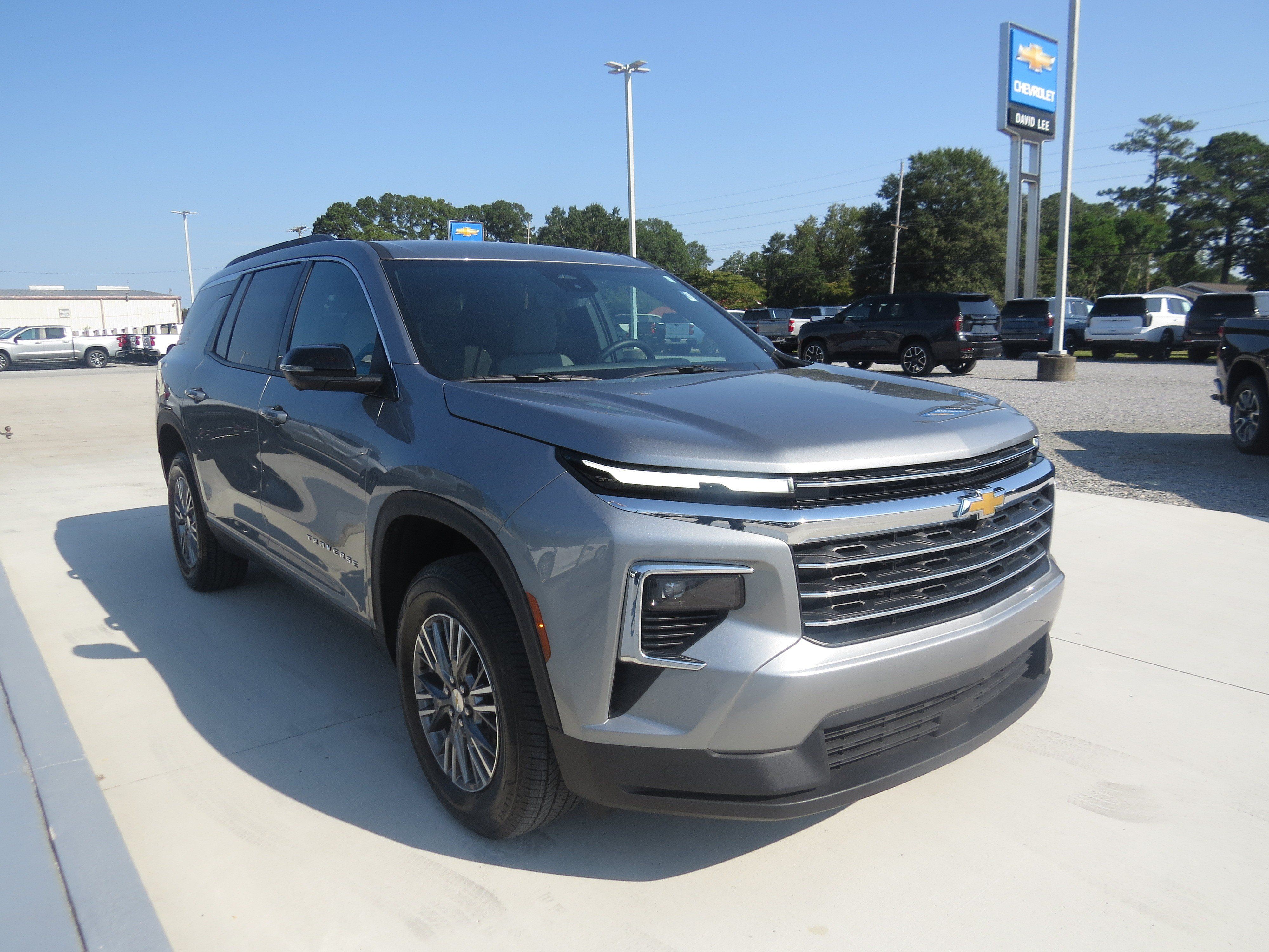 Used 2026 Chevrolet Traverse LT w/ Driver Confidence Package FWD image 3