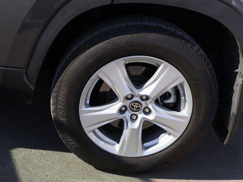 Used 2024 Toyota Highlander LE image 40