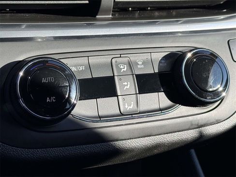 Used 2024 Buick Envista Preferred image 19