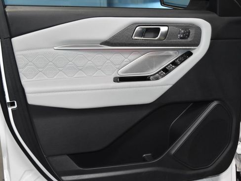 Used 2025 Ford Explorer Platinum w/ LUX Leather Package image 4