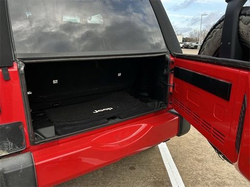 Used 2017 Jeep Wrangler Sahara image 30