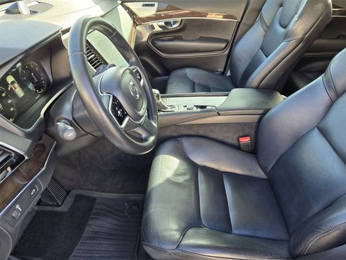 Used 2017 Volvo XC90 T6 Momentum w/ Vision Package image 11