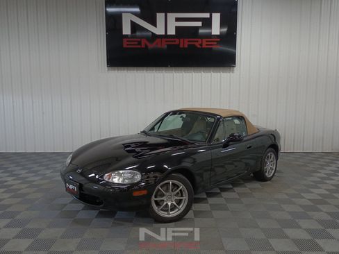 Used 1999 MAZDA MX-5 Miata RWD image 2