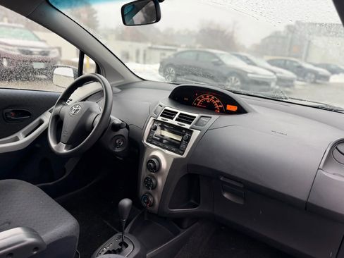 Used 2010 Toyota Yaris 4-Door Hatchback image 17