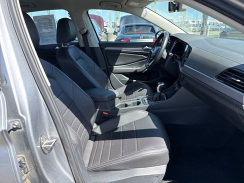 Used 2024 Volkswagen Jetta SE FWD image 9