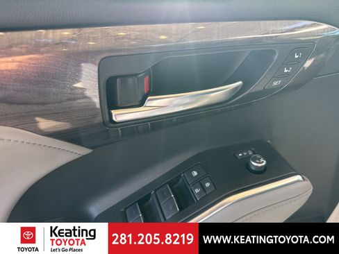 Used 2025 Toyota Highlander Limited image 12