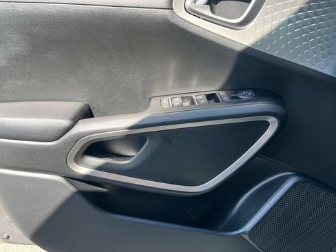 Used 2025 Kia Soul LX w/ LX Technology Package FWD image 18