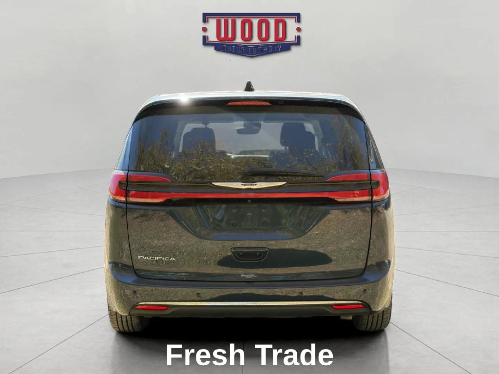 Used 2023 Chrysler Pacifica Touring-L FWD image 5