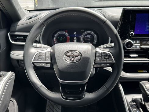 Used 2025 Toyota Highlander XSE AWD/4WD image 19