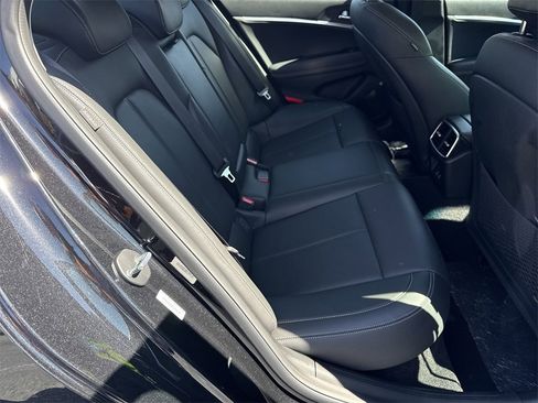 Used 2025 Genesis G70 2.5T image 15