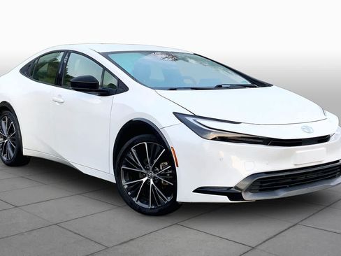 Used 2024 Toyota Prius XLE FWD image 3