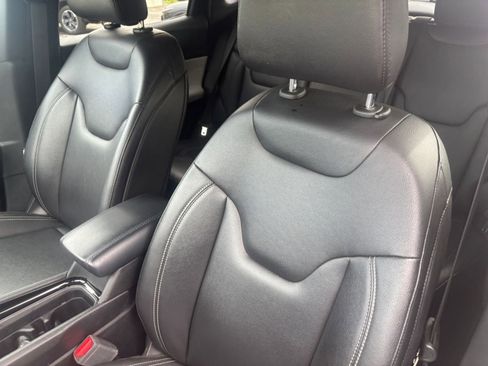 Used 2025 Jeep Compass Limited image 35