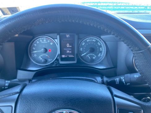 Used 2017 Toyota Tacoma TRD Sport w/ Tow Package (A/T) image 12