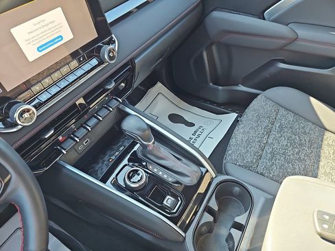 Used 2024 Chevrolet Colorado Z71 w/ Z71 Convenience Package 2 image 29