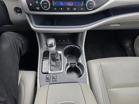 Used 2019 Toyota Highlander SE image 14