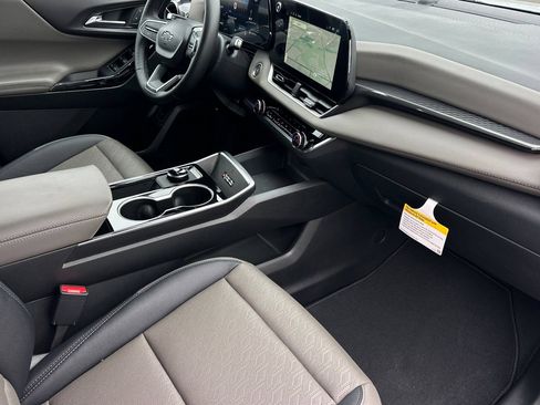 New 2026 Chevrolet Equinox LT w/ Convenience Package II AWD/4WD image 16