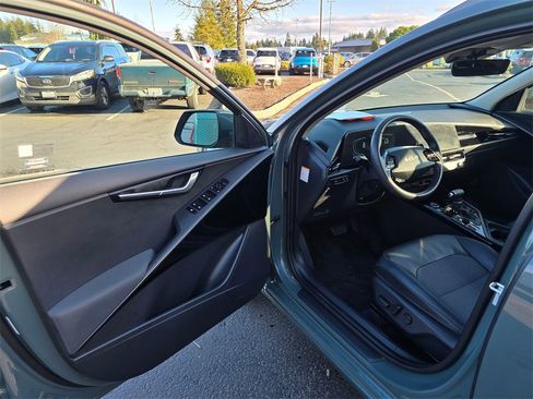 Used 2023 Kia Niro EX image 7