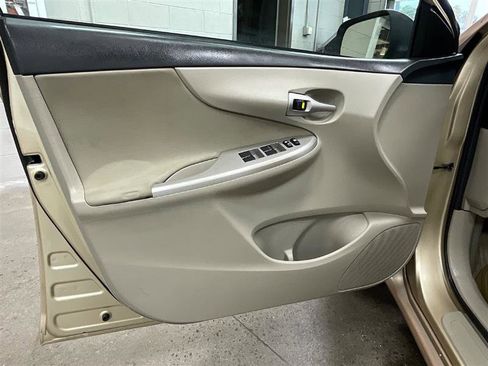 Used 2012 Toyota Corolla LE image 9