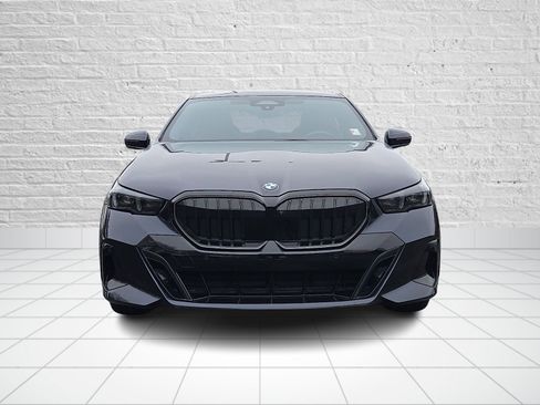 Used 2024 BMW 540i xDrive w/ Premium Package image 2