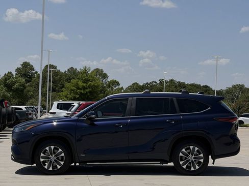 Used 2025 Toyota Highlander XLE AWD/4WD image 3