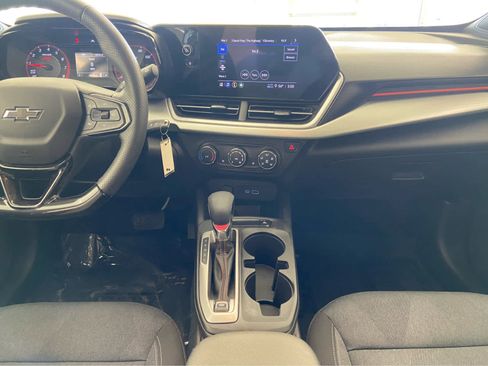 Used 2024 Chevrolet Trax RS w/ Sunroof Package image 16