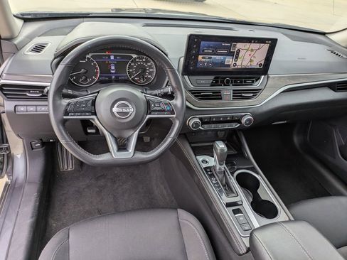 Used 2024 Nissan Altima 2.5 SV w/ SV Premium Package image 13
