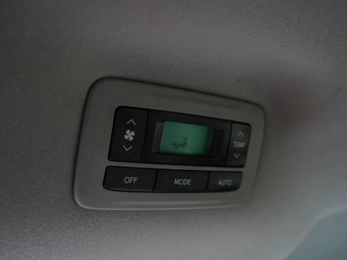 Used 2014 Toyota Sienna LE FWD image 32