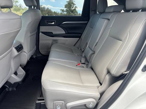 Used 2019 Toyota Highlander Limited Platinum AWD/4WD image 12