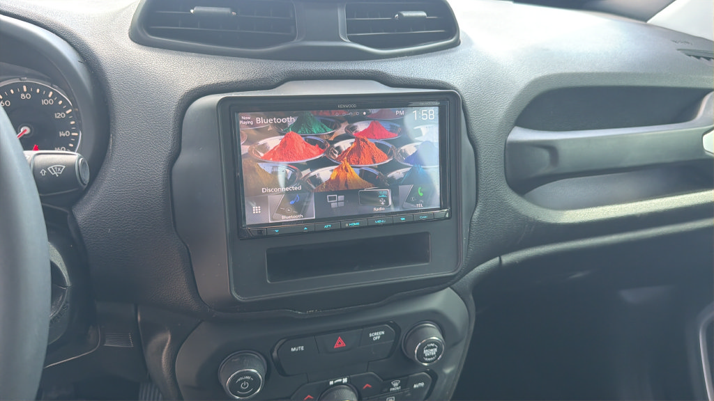 Used 2018 Jeep Renegade Latitude w/ UConnect 8.4 Nav Group FWD image 19