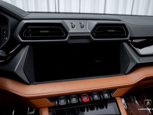 Used 2025 Lamborghini Urus SE image 25