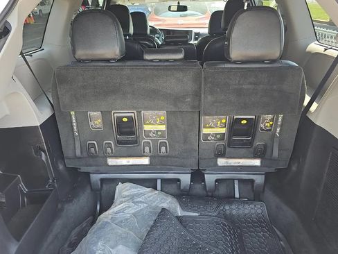 Used 2015 Toyota Sienna SE FWD image 8